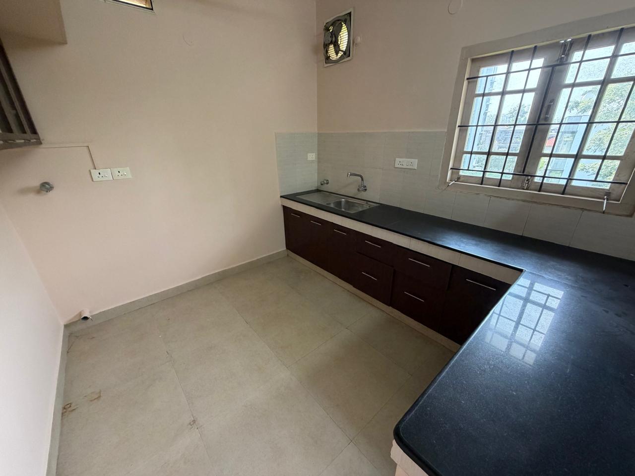 1000sqft 2BHK Semifurnished Apartment