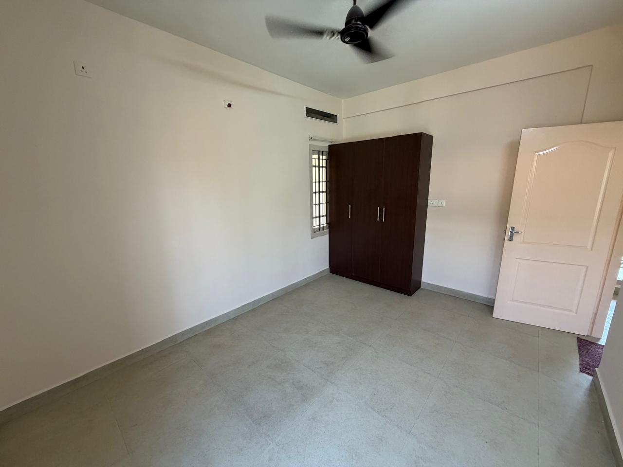 1000sqft 2BHK Semifurnished Apartment