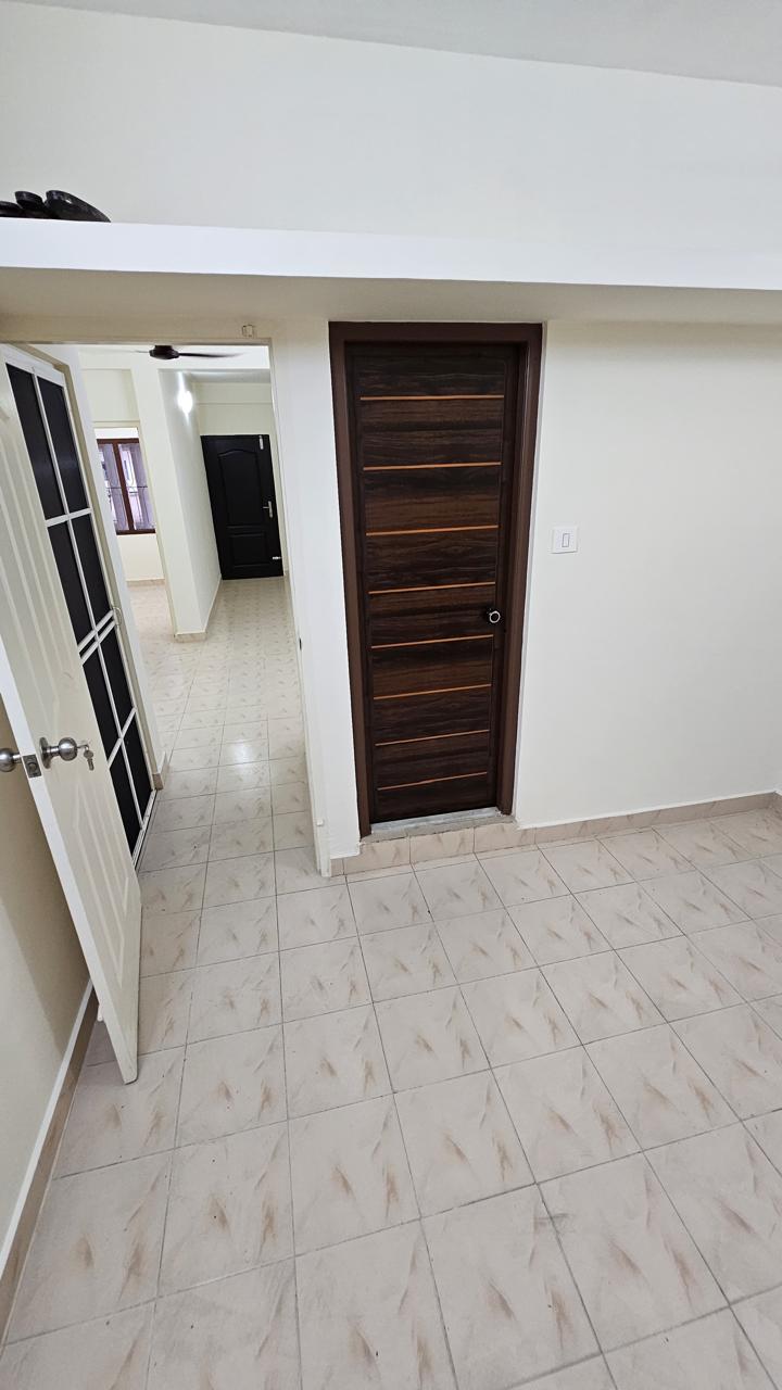 1000sqft 3BHK Senifurnished Apartment