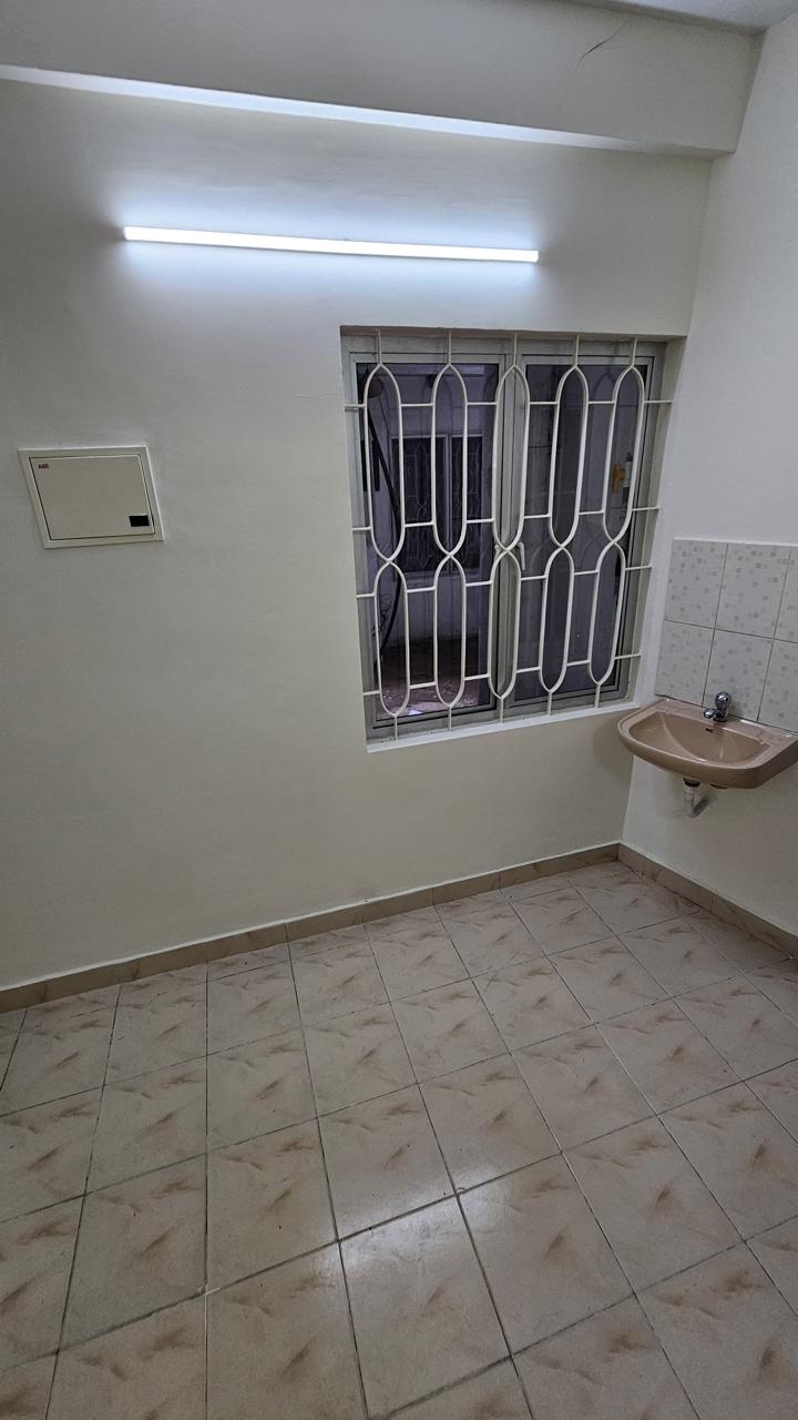 1000sqft 3BHK Senifurnished Apartment