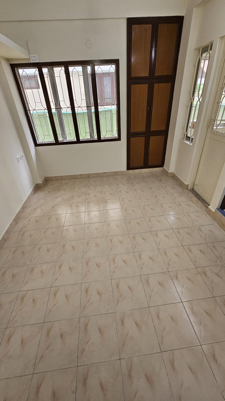 1000sqft 3BHK Senifurnished Apartment