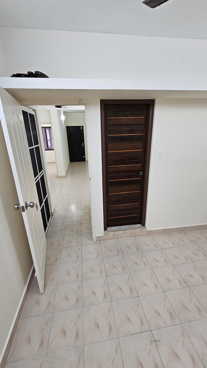 1000sqft 3BHK Senifurnished Apartment