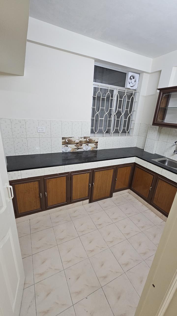1000sqft 3BHK Senifurnished Apartment