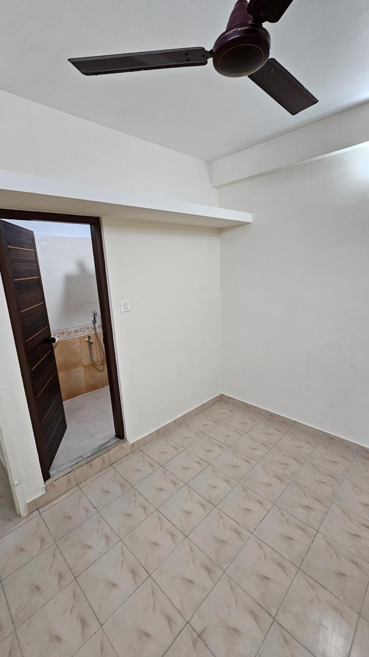1000sqft 3BHK Senifurnished Apartment