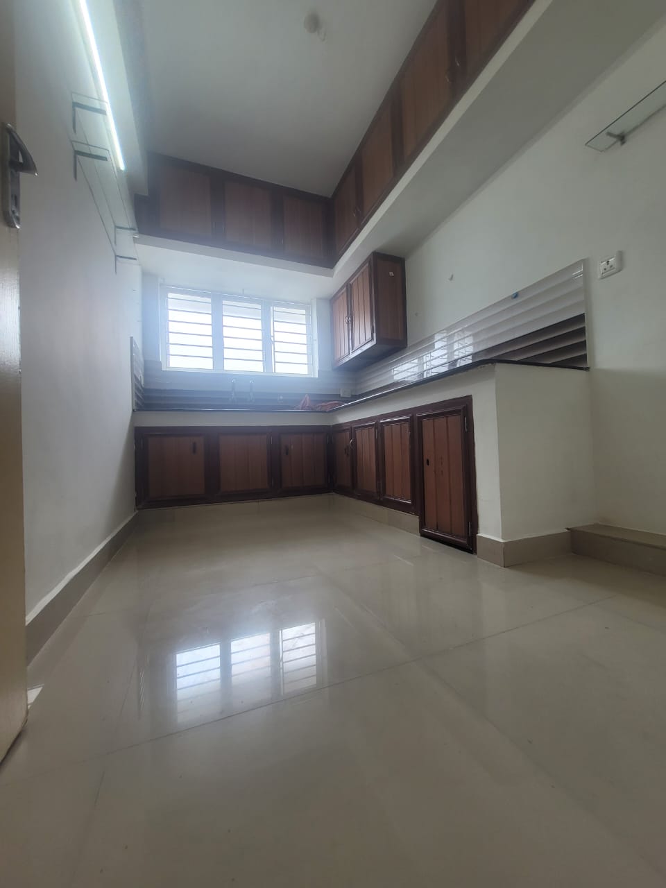 1050sqft 3BHK Semifurnished Apartment