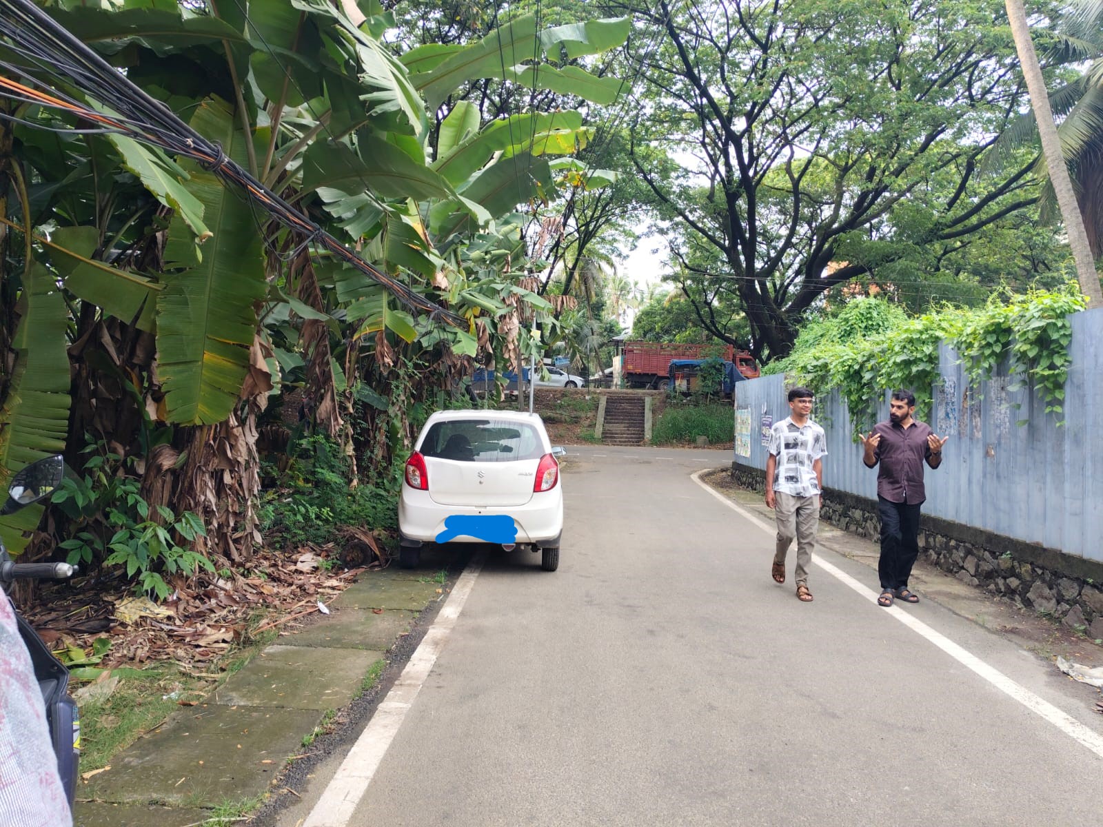 10cents of Commercial plot with 2600sqft old House in Kundanoor