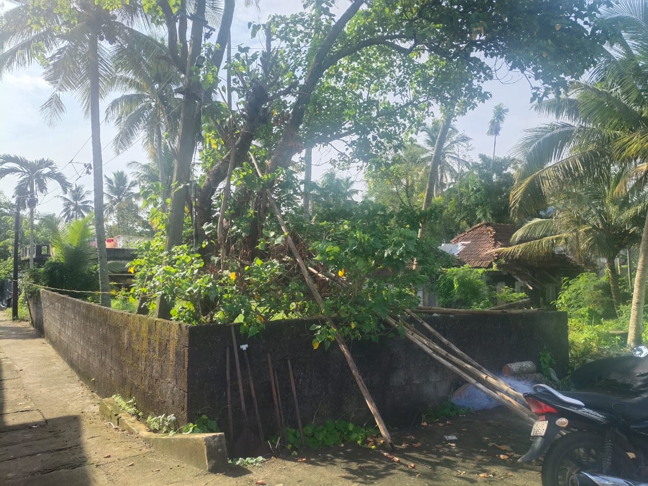 12 cents of Waterfront Land with 1000sqft old House