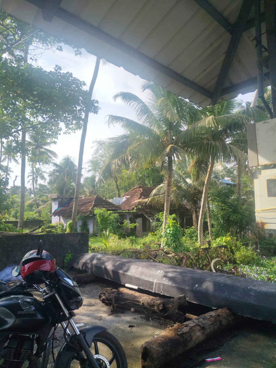 12 cents of Waterfront Land with 1000sqft old House