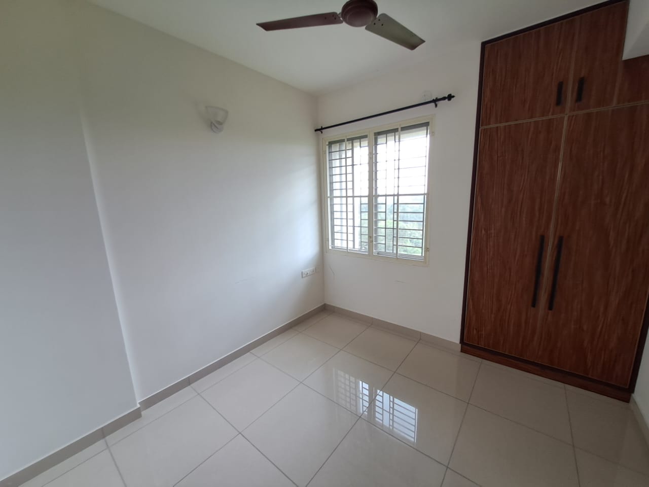 1205sqft 3BHK Semifurnished Flat