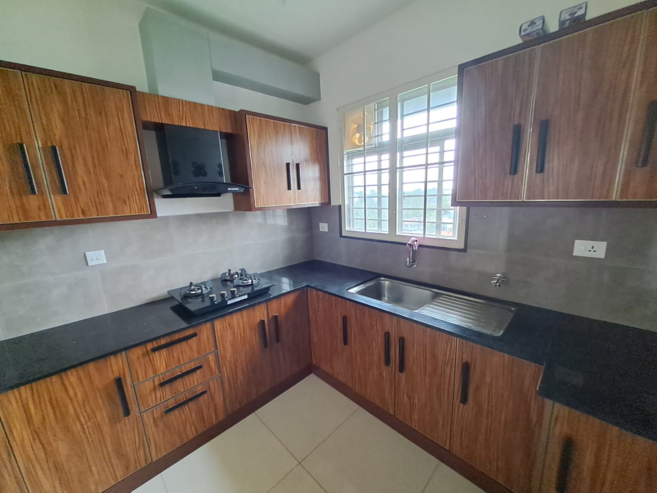 1205sqft 3BHK Semifurnished Flat