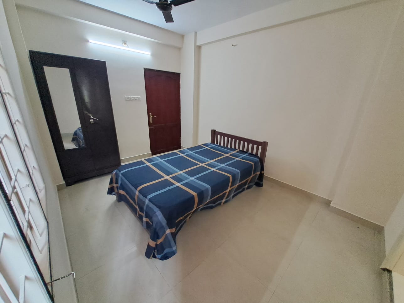 1300sqft 3BHK Fully furnished Apartment