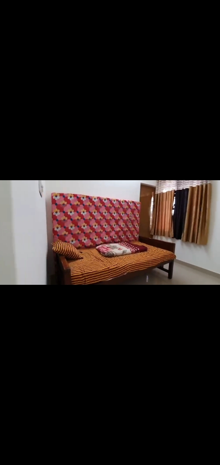 1300sqft 3BHK Furnished Apartment