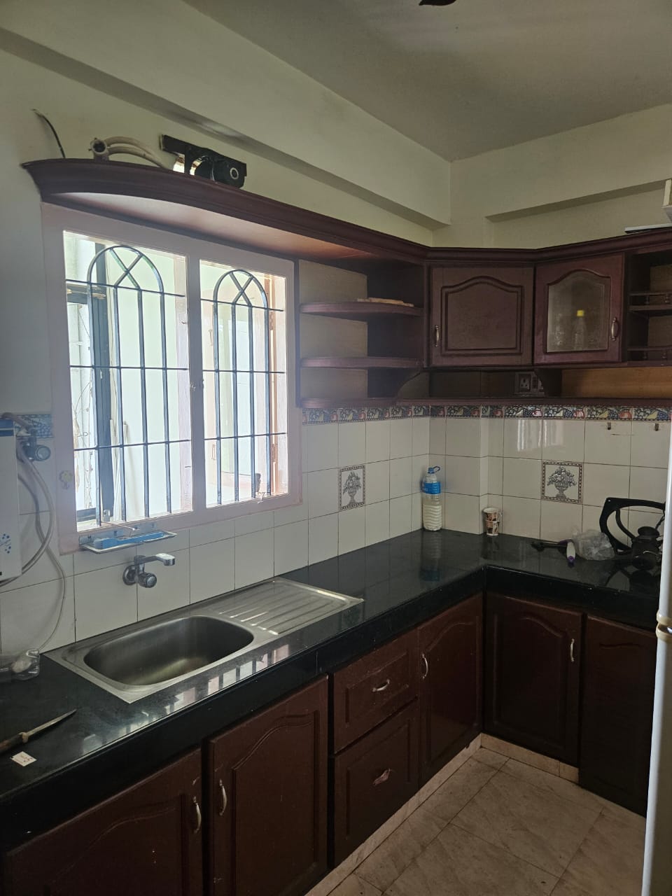 1300sqft 3BHK Semifurnished Flat