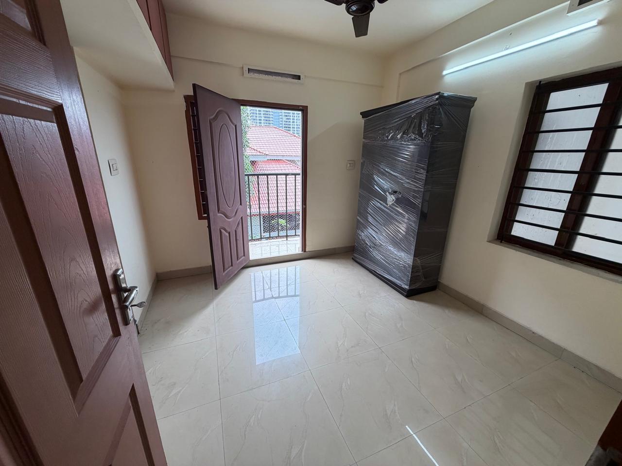 1250sqft 3BHK Unused Semifurnished Flat