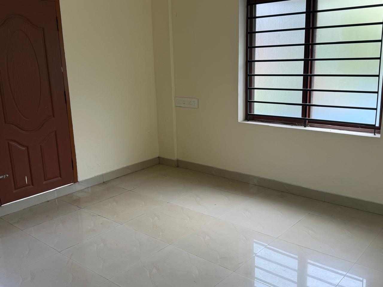 1250sqft 3BHK Unused Semifurnished Flat