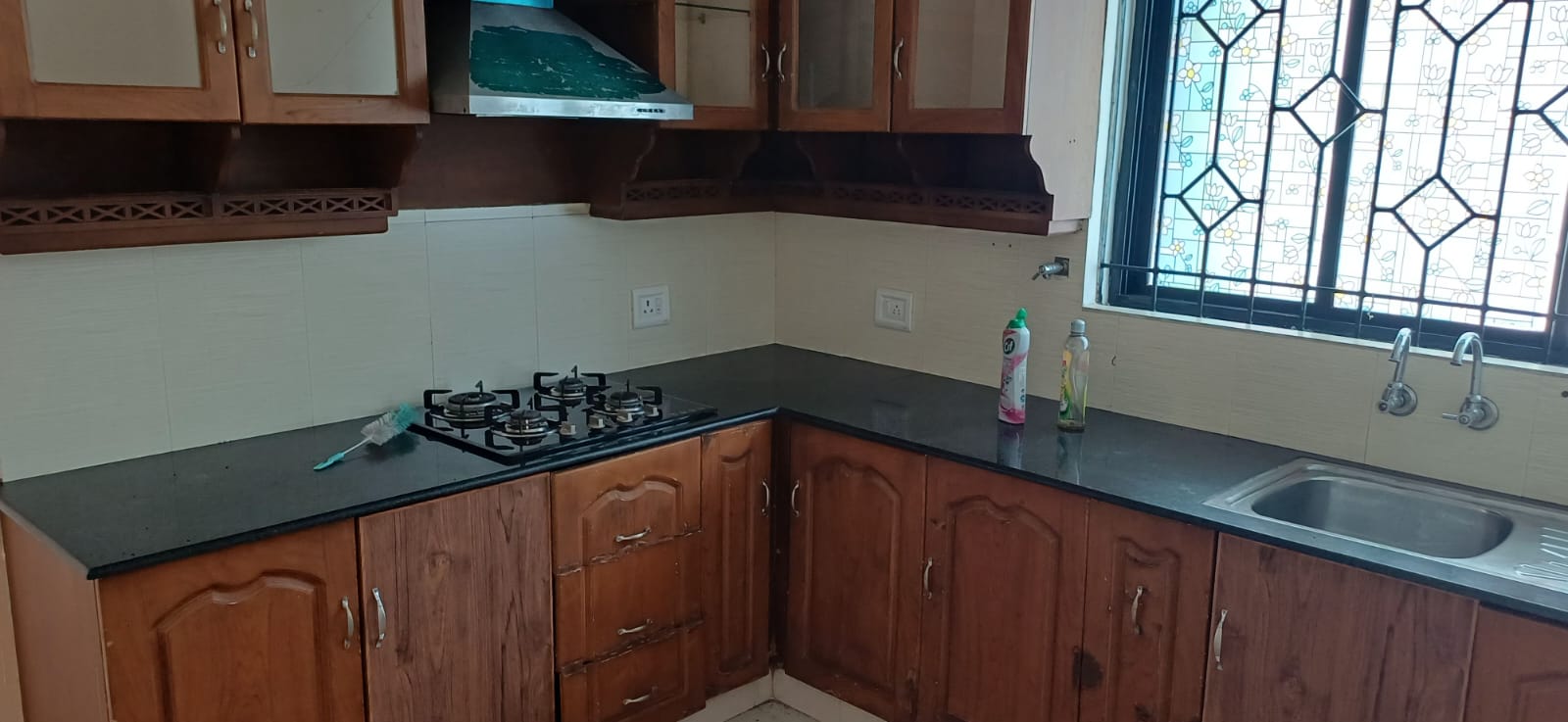 1412sqft 3BHK Semifurnished Flat