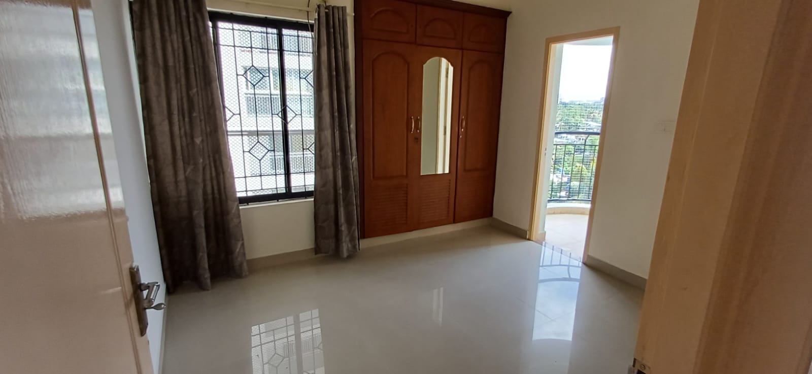 1412sqft 3BHK Semifurnished Flat