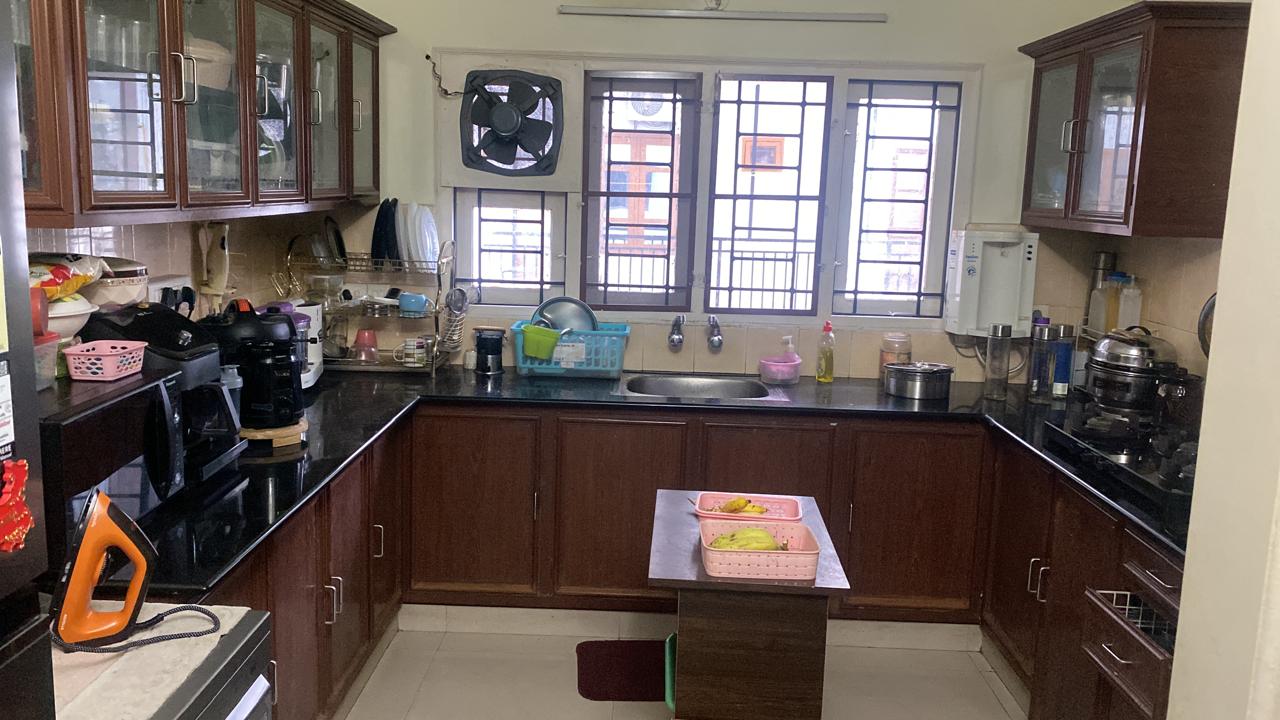 1420sqft 3 BHK semifurnished flat in Kaloor