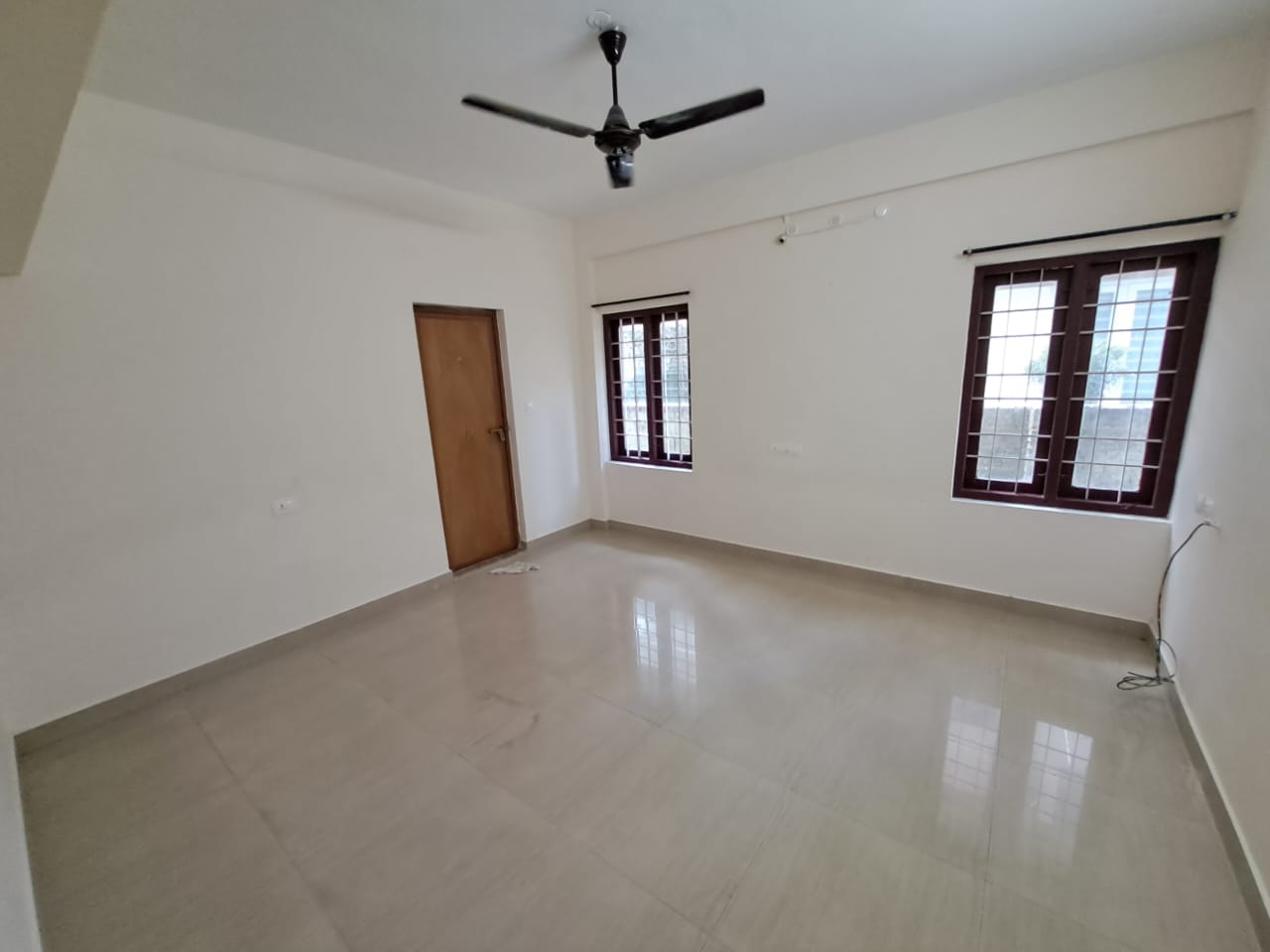 1500sqft 3BHK Semifurnished Apartment