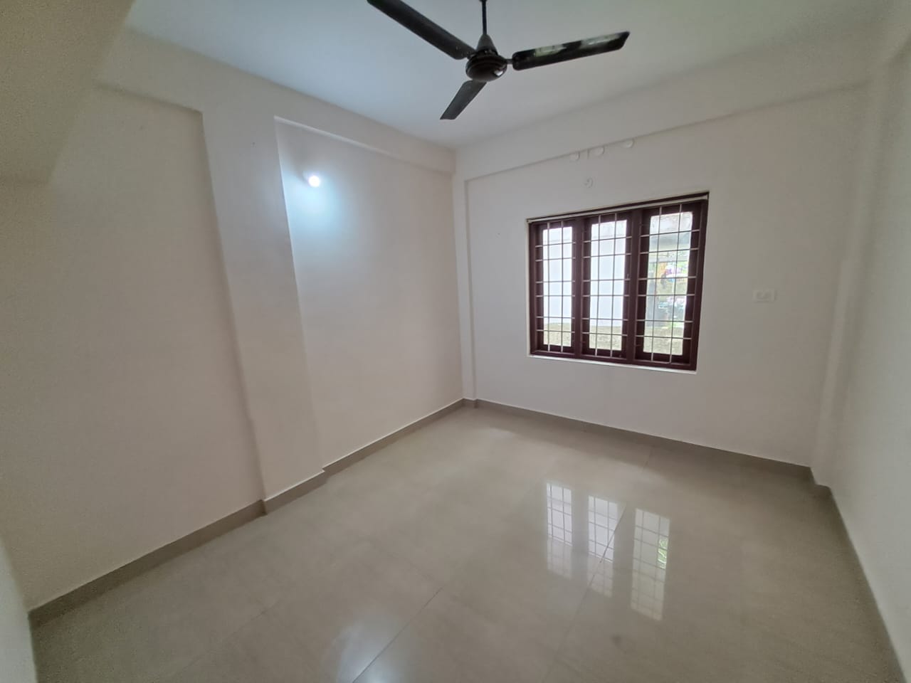 1500sqft 3BHK Semifurnished Apartment