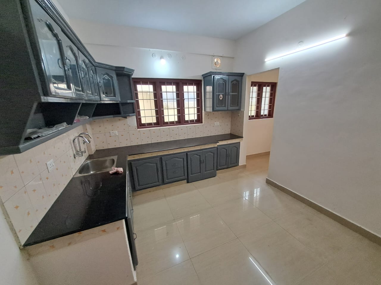 1500sqft 3BHK Semifurnished Apartment