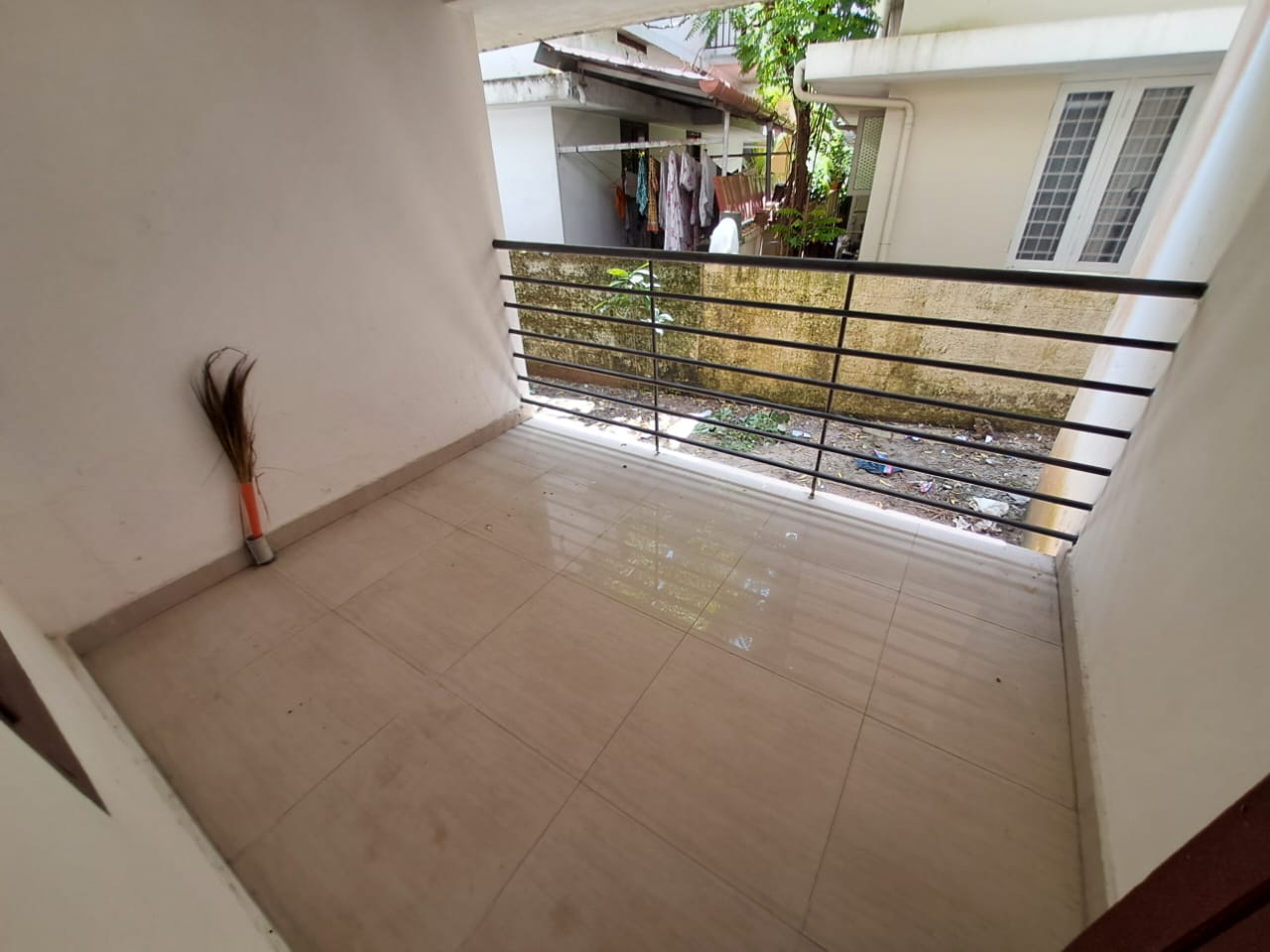 1500sqft 3BHK Semifurnished Apartment