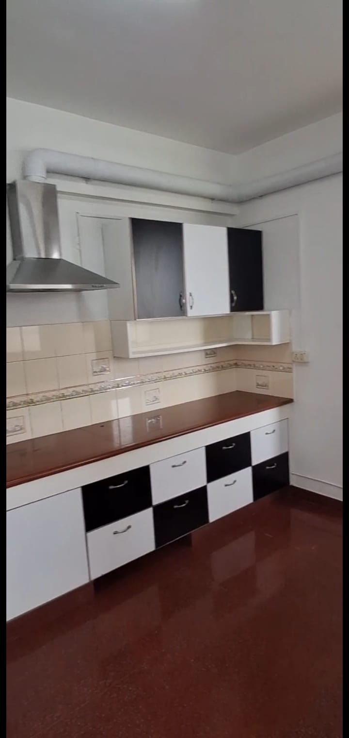 1500sqft 3BHK Semifurnished Flat in Kadavanthra