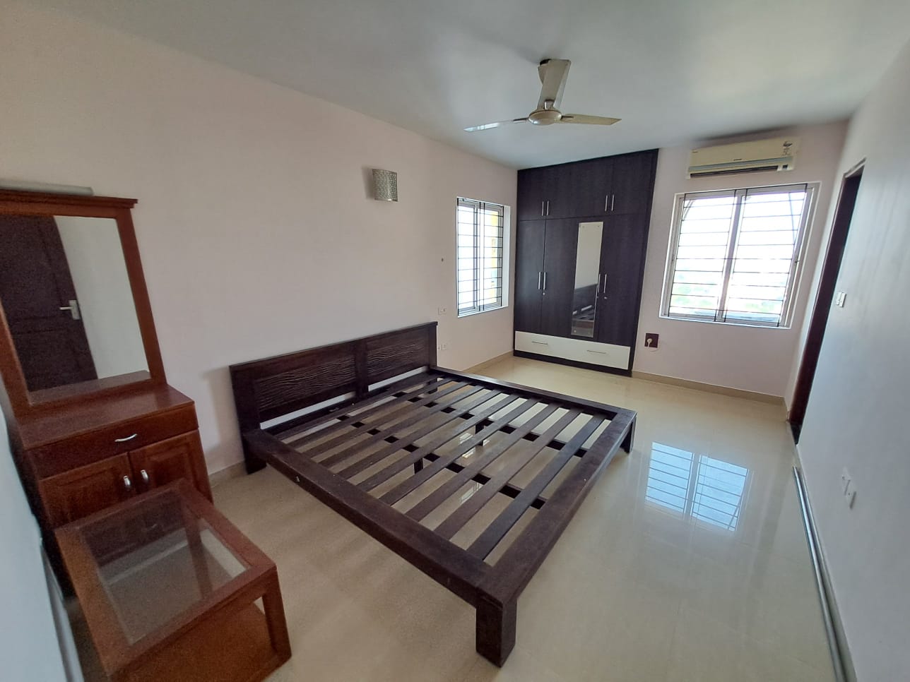 1520sqft 3BHK Semifurnished high rise Apartment