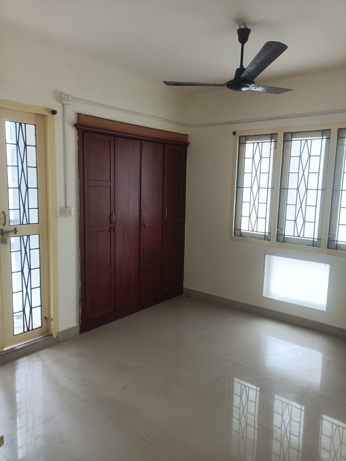 1569sqft 3BHK Semifurnished Flat