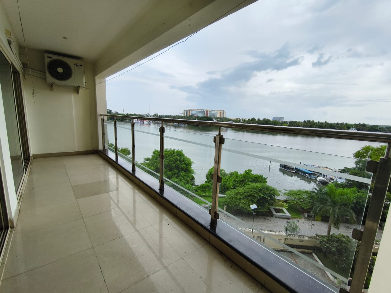 1600sqft 3BHK Fully furnished Flat