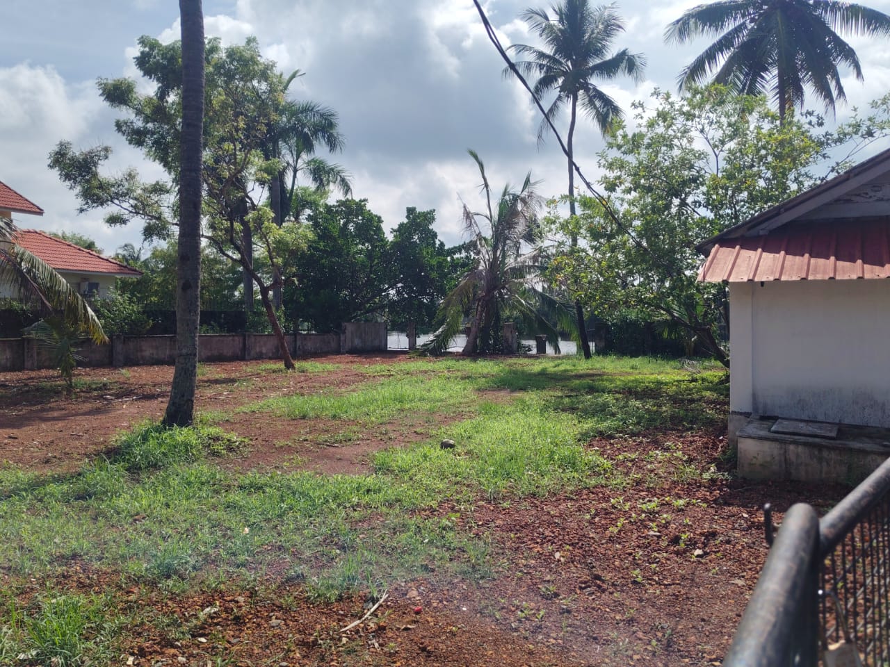 17.5 cents of Land with old house - for sale in Maradu, Kochi ( Ernakulam ), Kerala