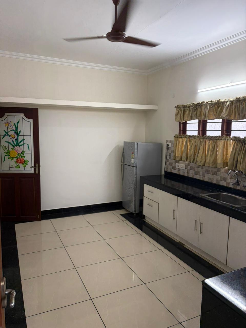 1700sqft 3BHK Fully Furnished Apartment