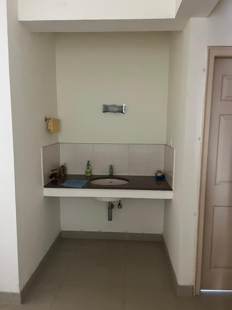 1710sqft 3BHK Semifurnished Flat