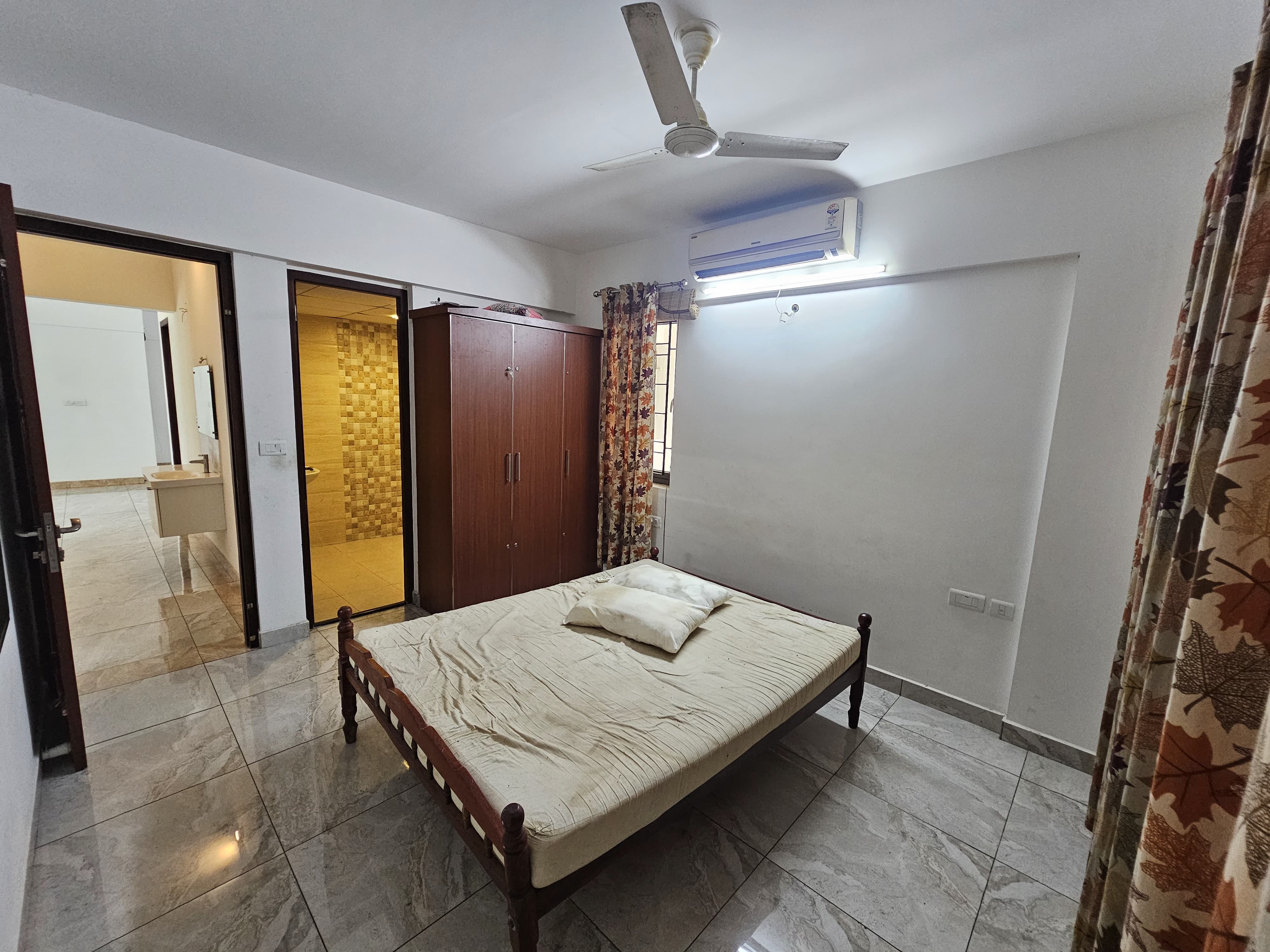 1800sqft 3BHK Semifurnished Apartment