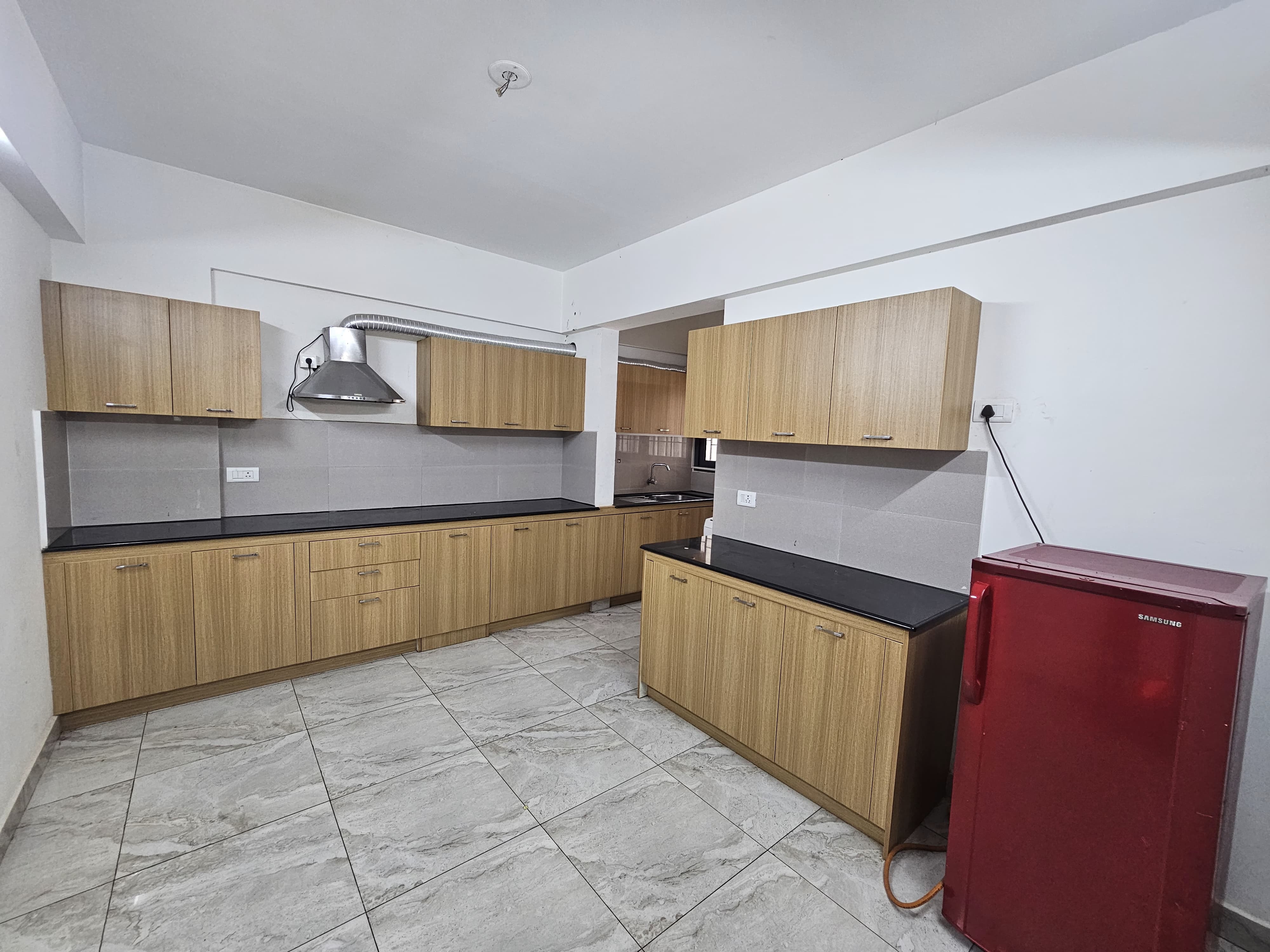 1800sqft 3BHK Semifurnished Apartment