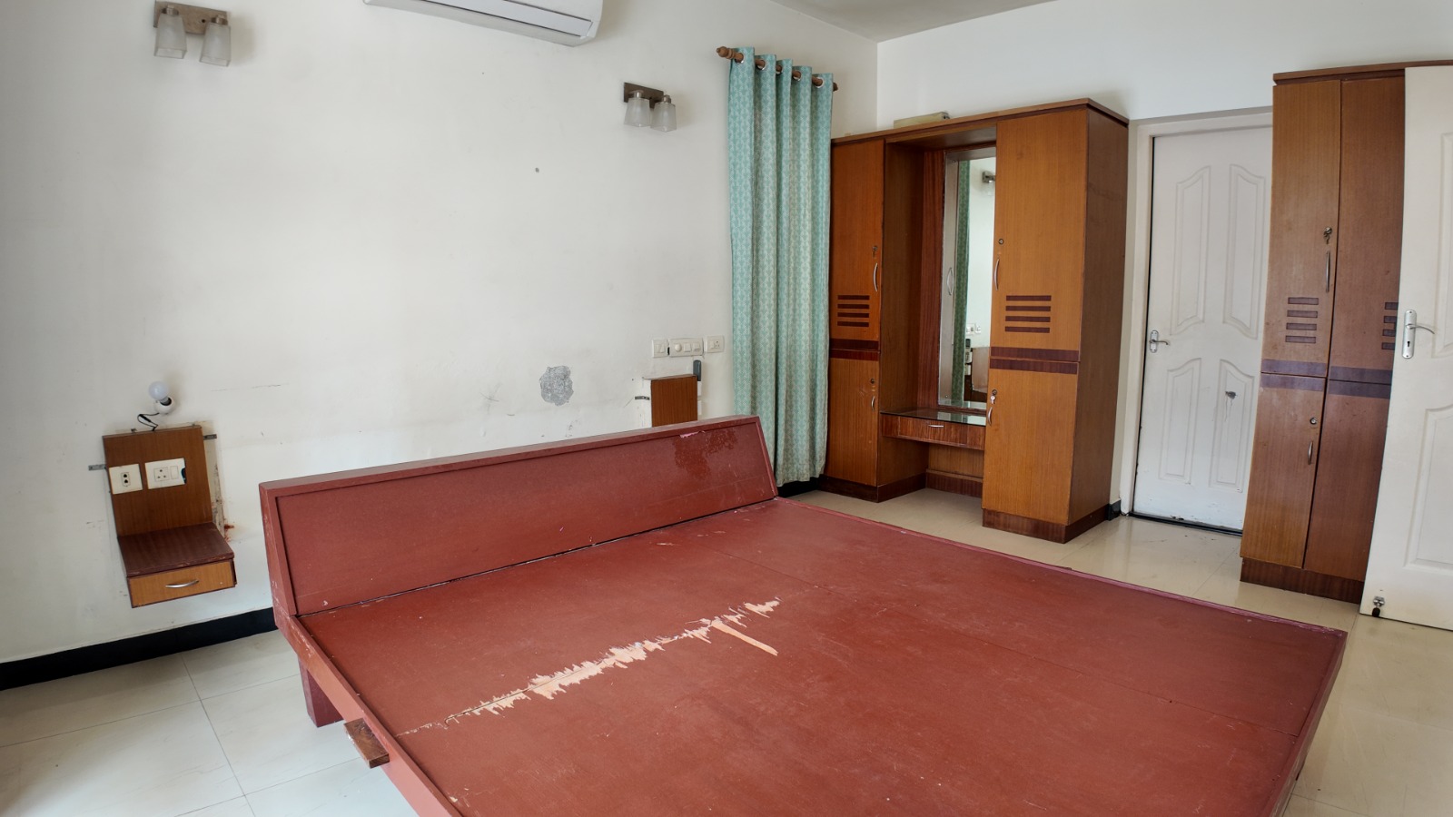 1950sqft 3BHK Semifurnished Apartment