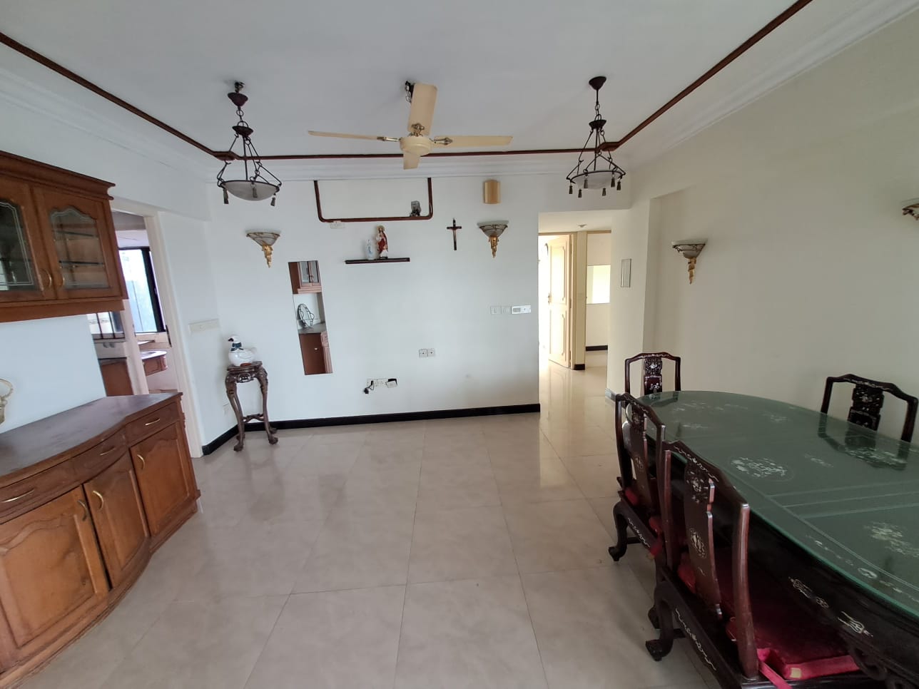 1950sqft 3BHK Semifurnished Flat