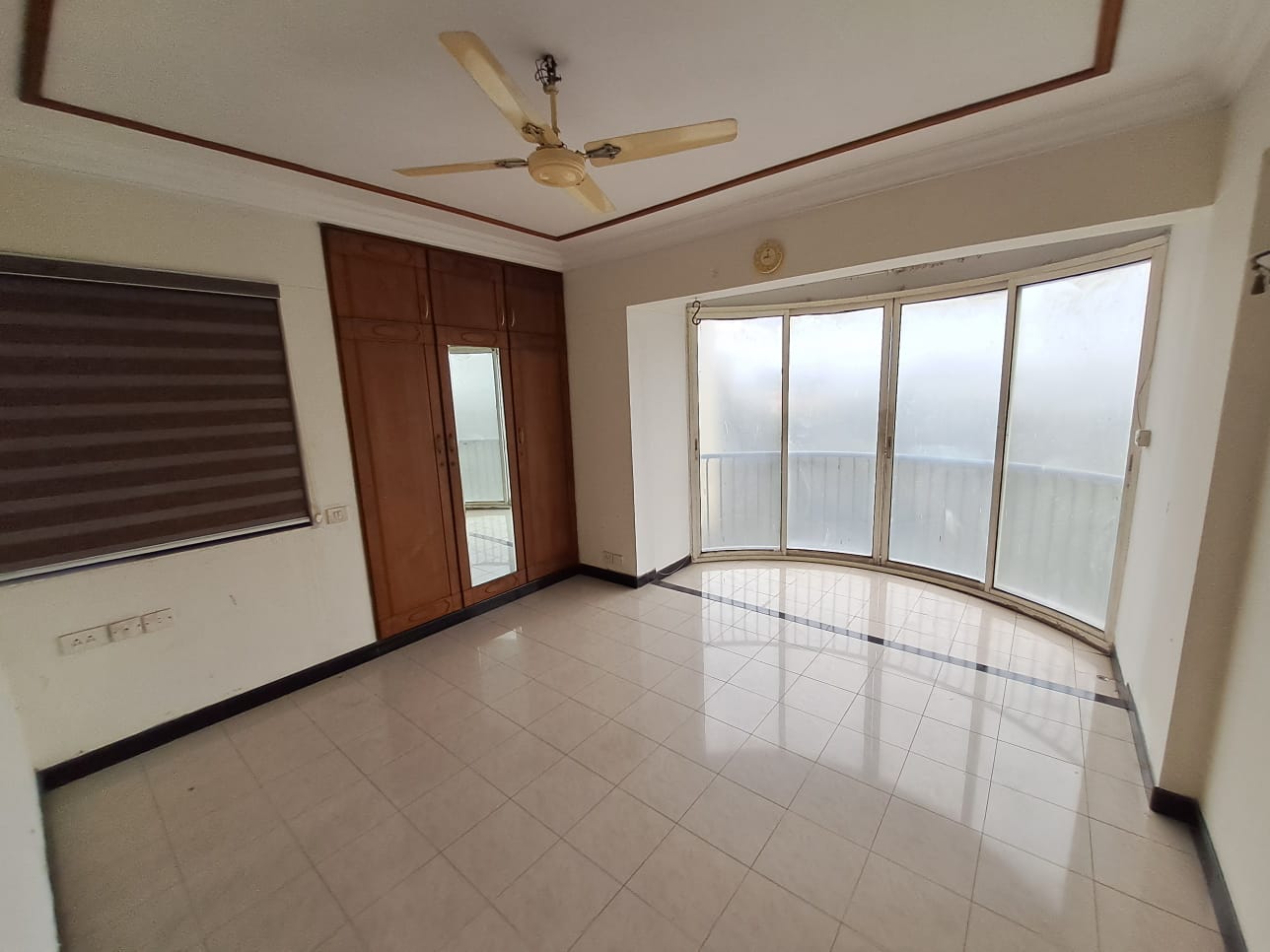1950sqft 3BHK Semifurnished Flat