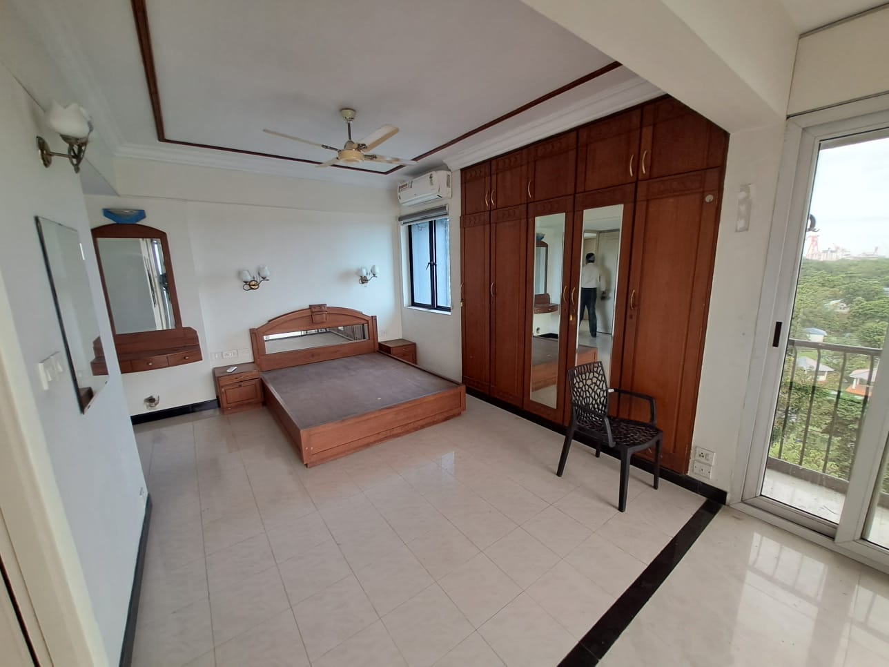 1950sqft 3BHK Semifurnished Flat