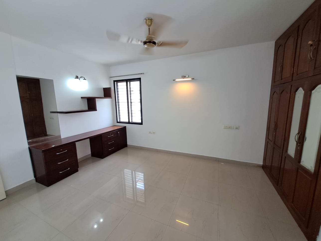 1980sqft 3 BHK semifurnished posh flat