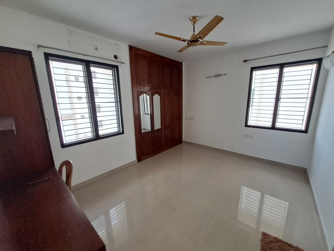 1980sqft 3 BHK semifurnished posh flat