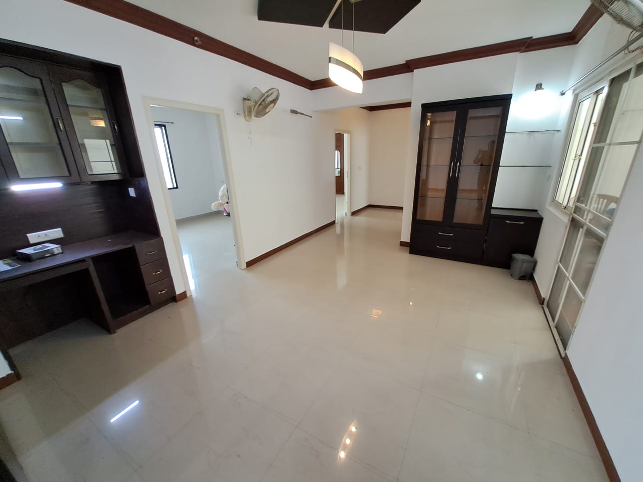 1980sqft 3 BHK semifurnished posh flat