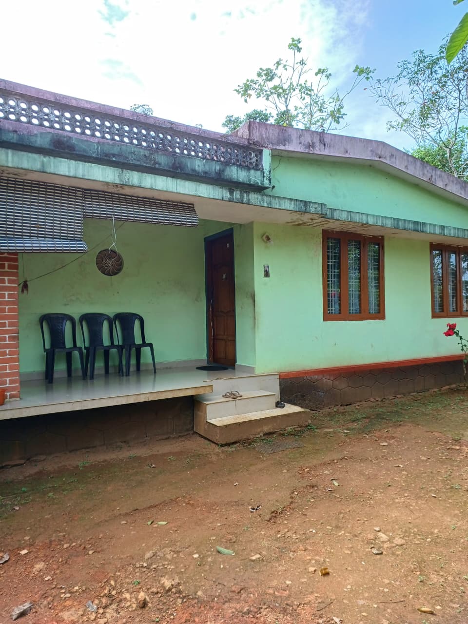 2.5acre land with old house