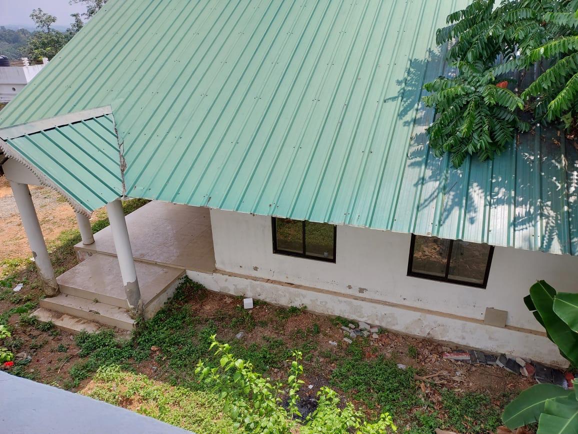 2000qft, 4 BHK Semi Furnished Villa for Sale in Arakunam, Piravom