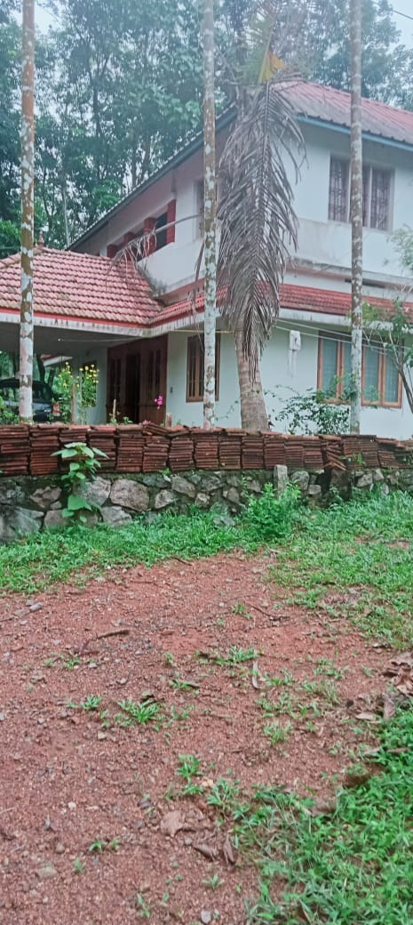 2000sqft 4BHK Old House with 13cents of Land - for sale in Kochi ( Ernakulam ), Kochi ( Ernakulam ), Kerala