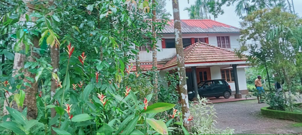 2000sqft 4BHK Old House with 13cents of Land