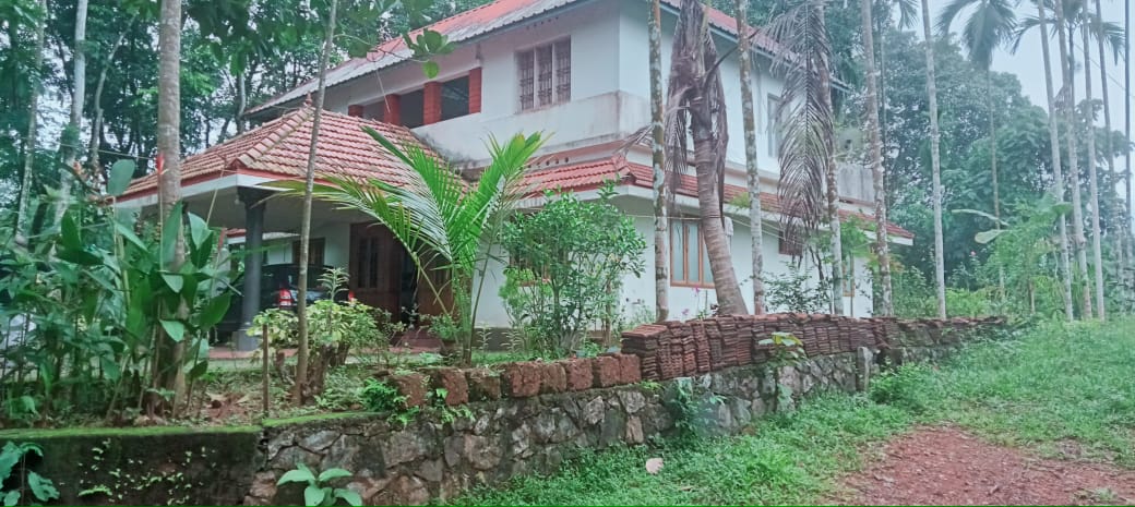 2000sqft 4BHK Old House with 13cents of Land