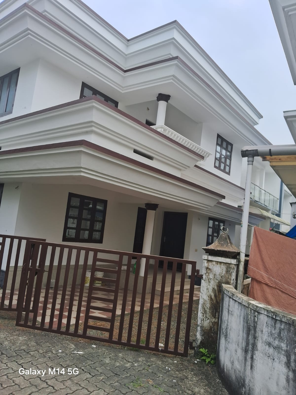 2000sqft 4BHK Semifurnished House