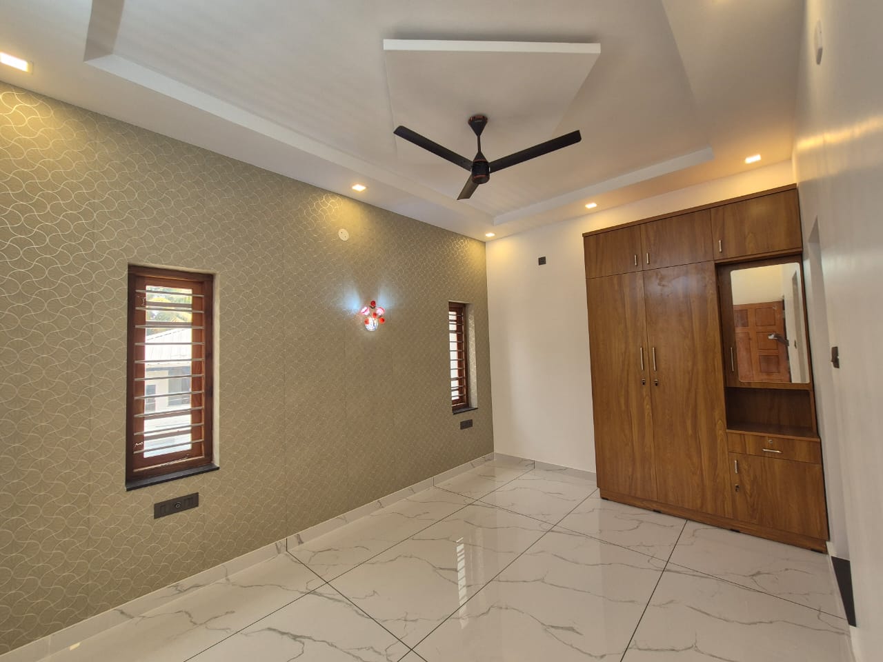 2000sqft 4BHK Semifurnished House with 4.500cents of Land
