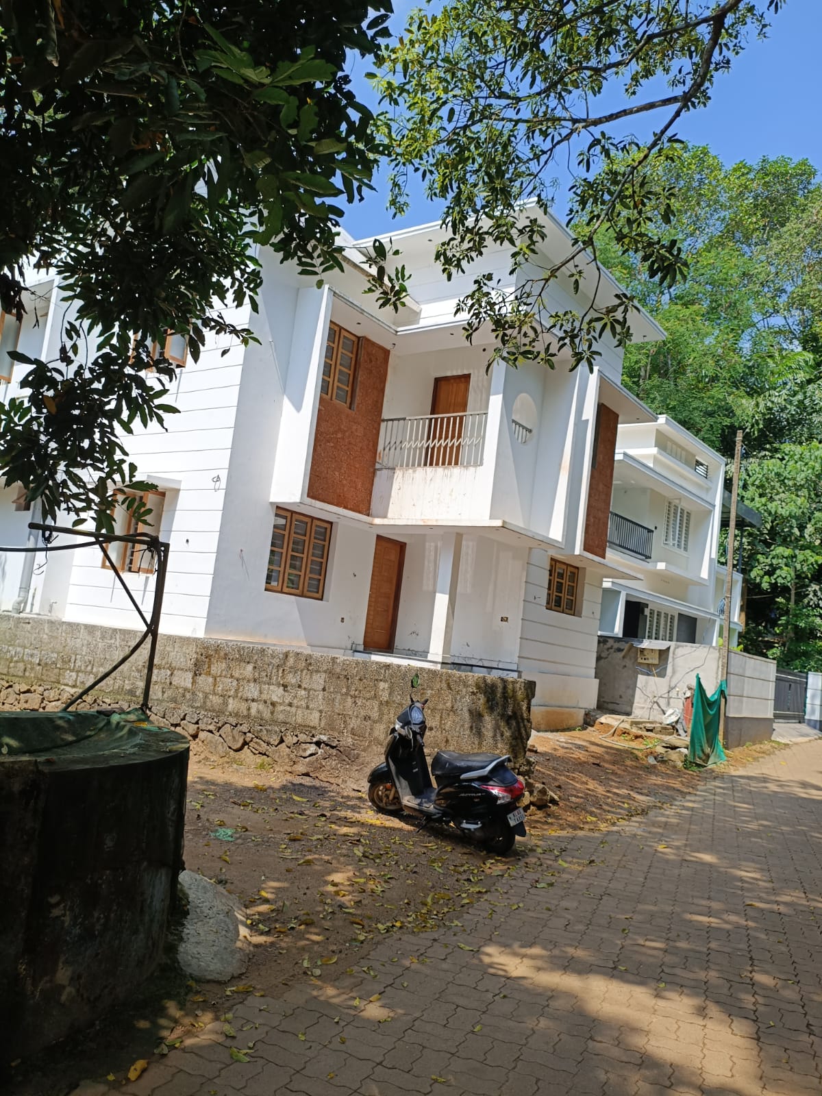2000sqft 4BHK Semirfurnished House